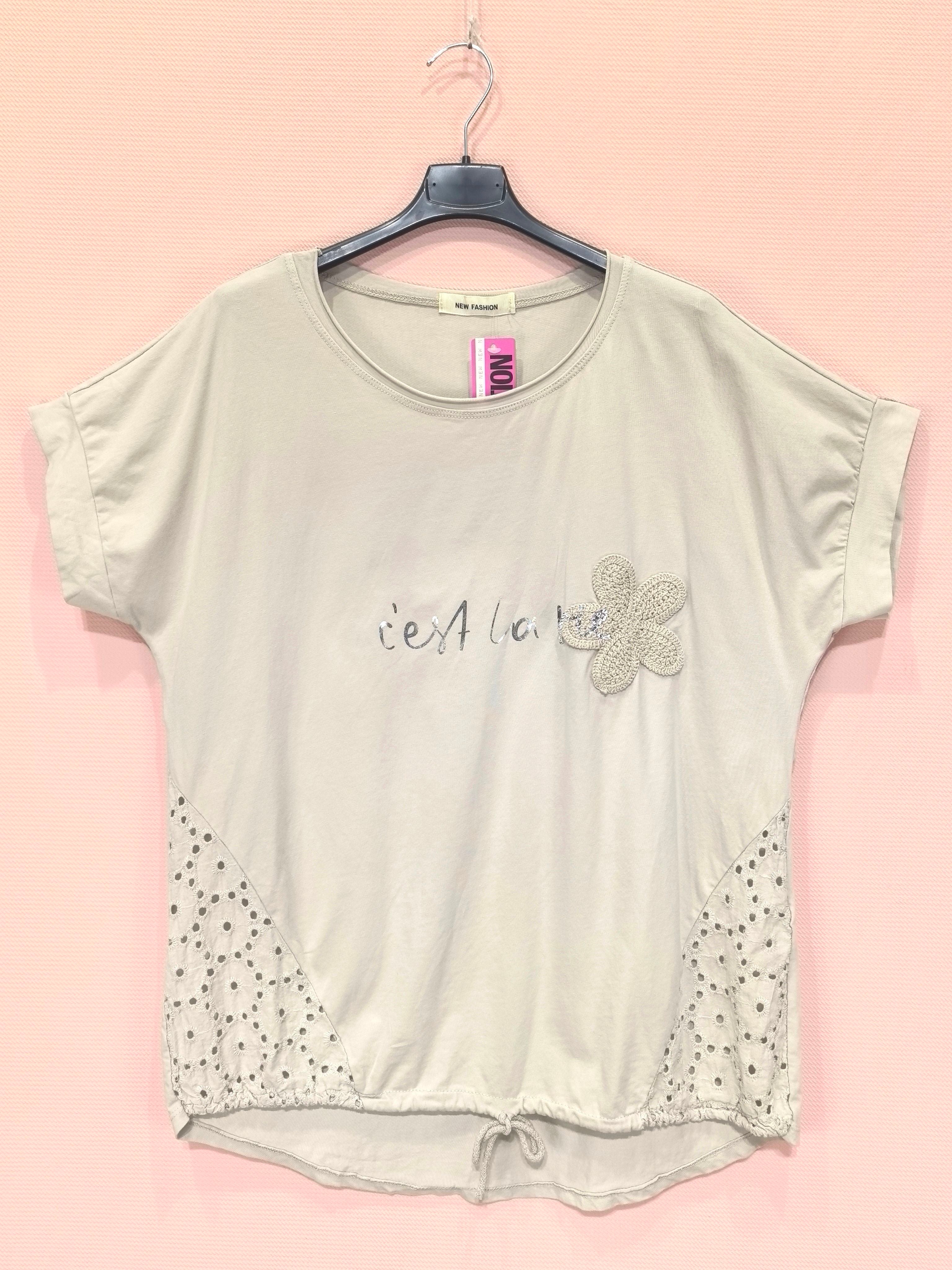 T-shirt empiècement broderie anglaise accompagné d'une fleur en crochet (x6)