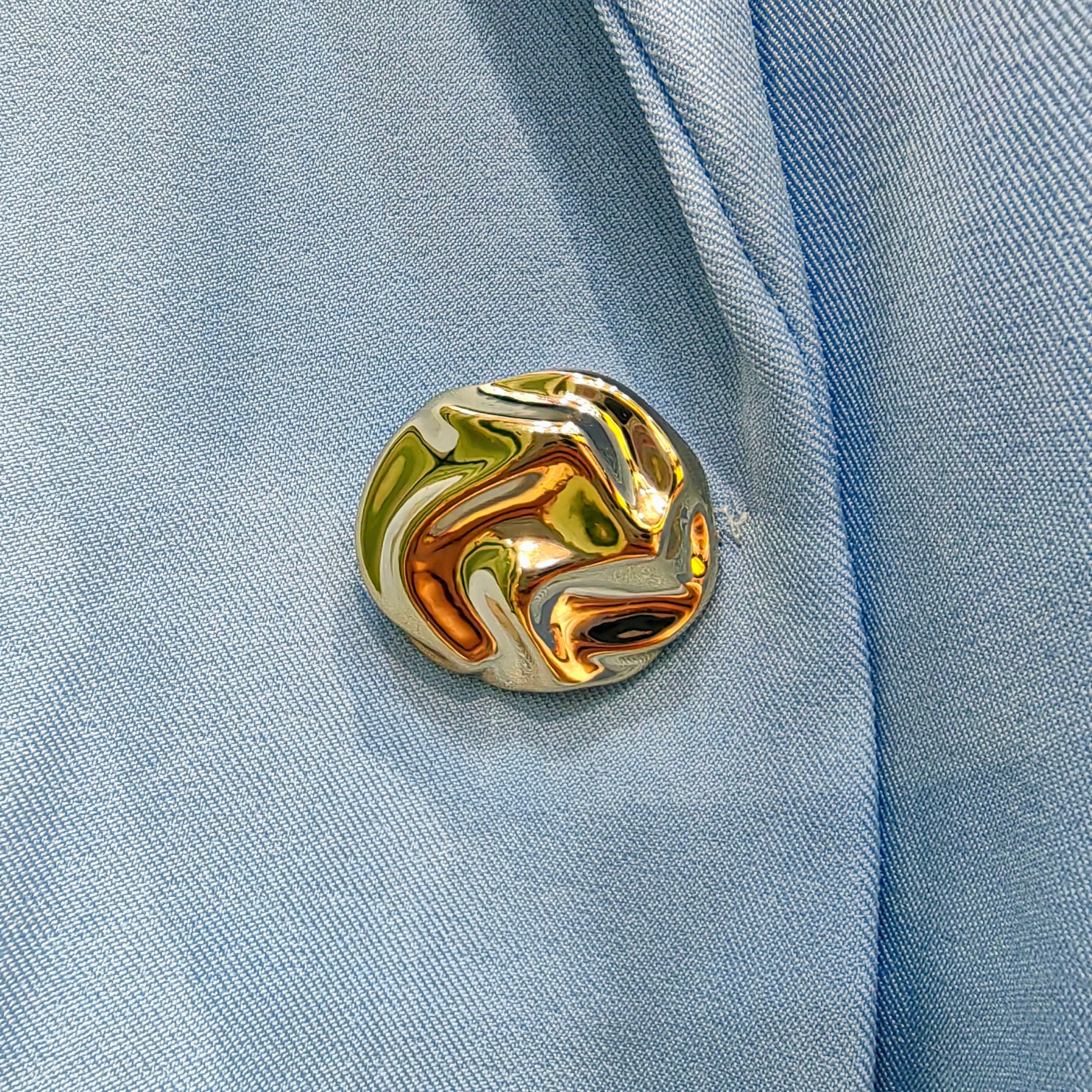 Un Tailleur-Pantalon Coupe Large.
Blazer Avec Un Bouton Doré Et Pantalon Avec Ceinture. La Doublure À Rayures (x4)