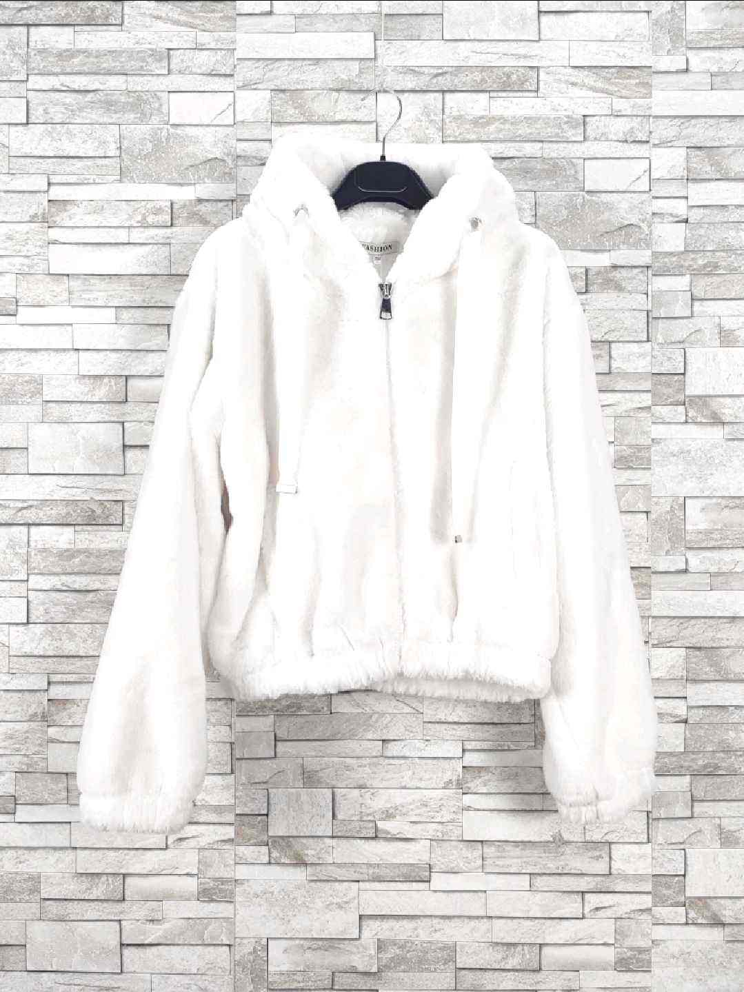 Manteau fourrure court avec capuche (x4)