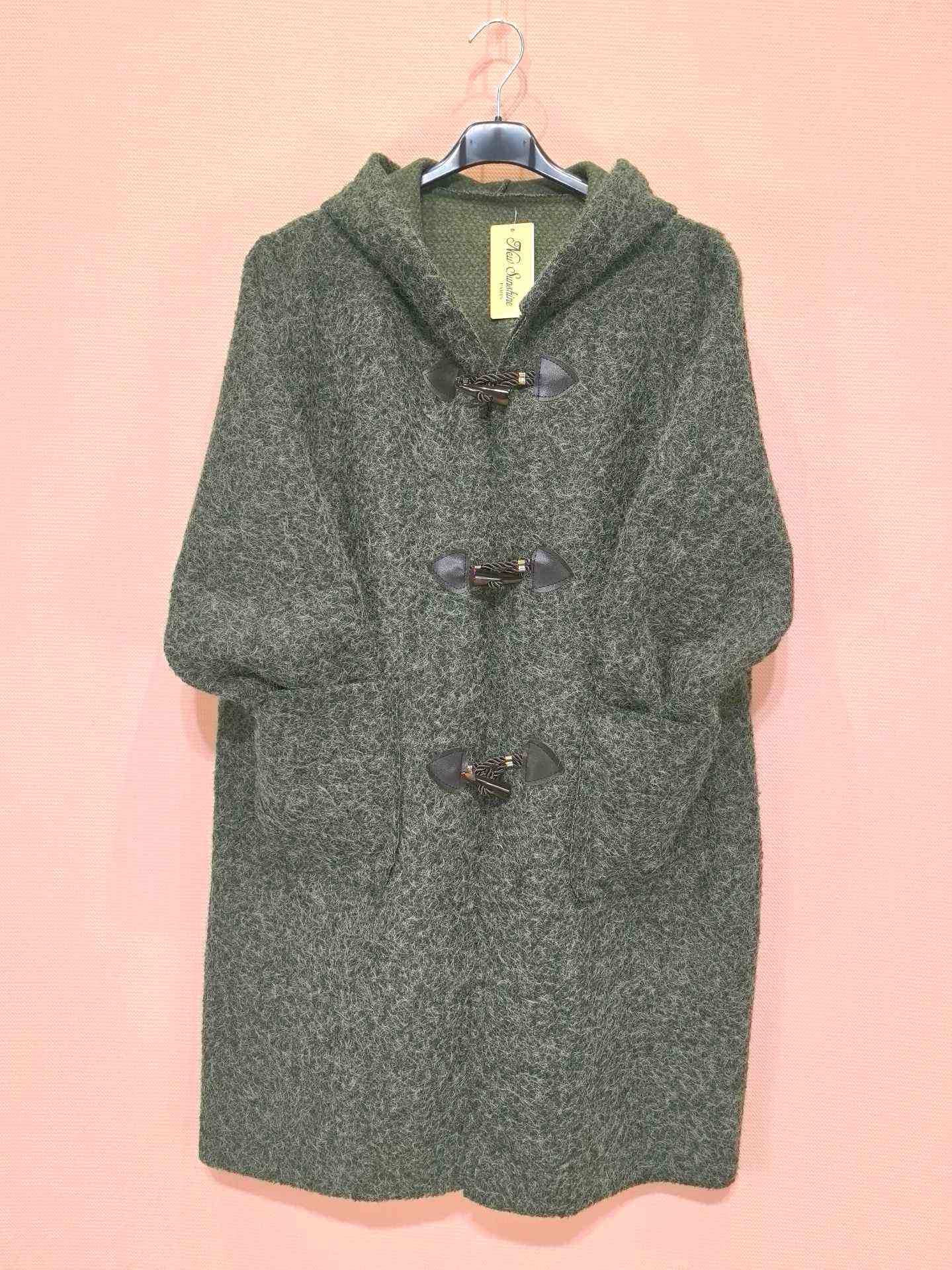 Manteau à capuche en laine bouclée avec fermetures brandebourgs (x5)