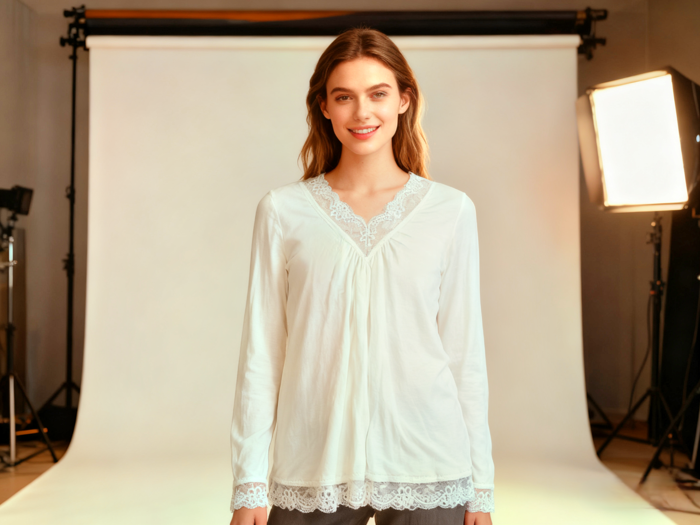 Sous Pull À Dentelle
Col V décorée de dentelle, avec finitions en dentelle aux poignets et à l’ourlet (×8)