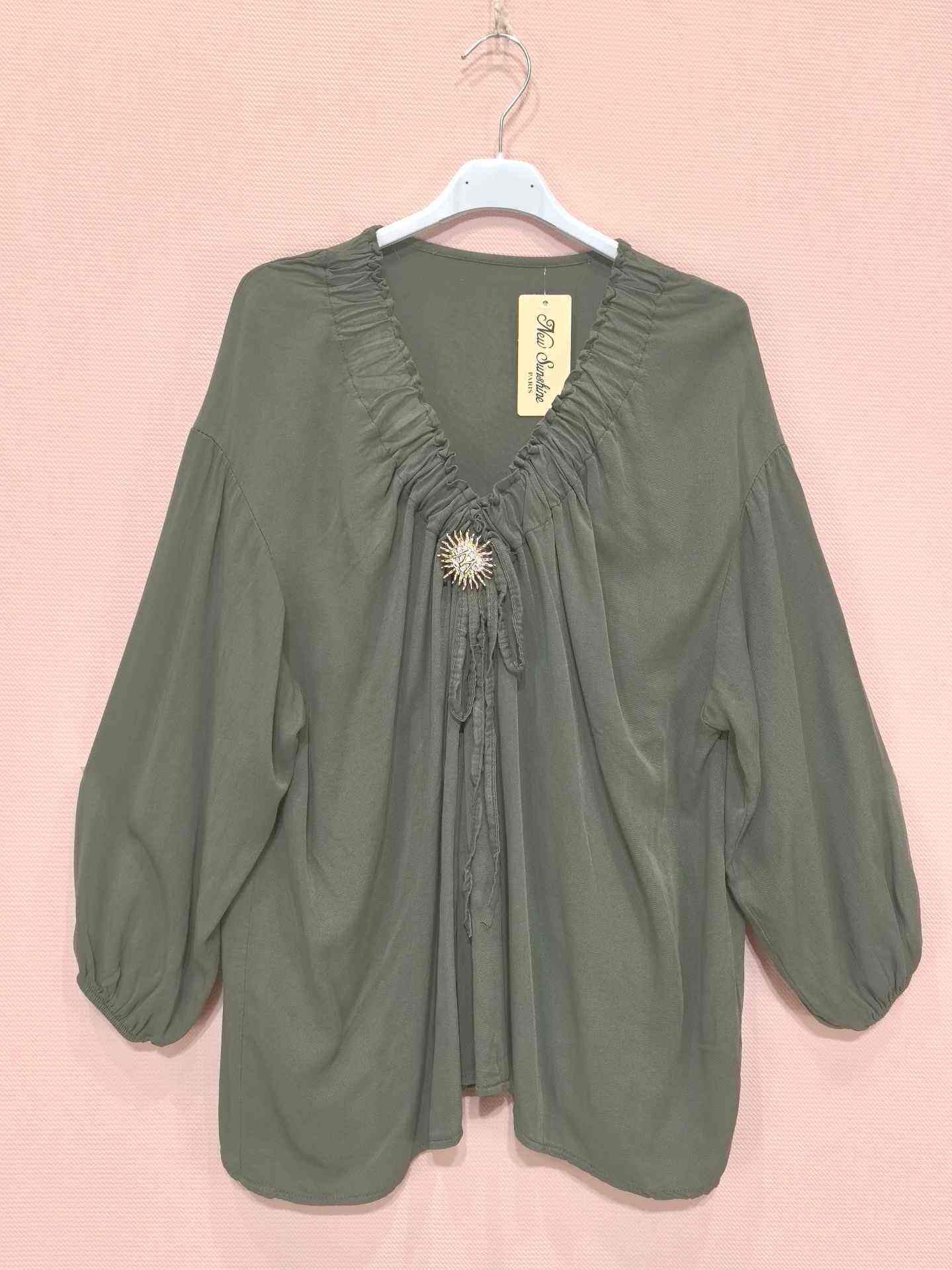 Blouse bohème à col froncé et broche vintage (x8)