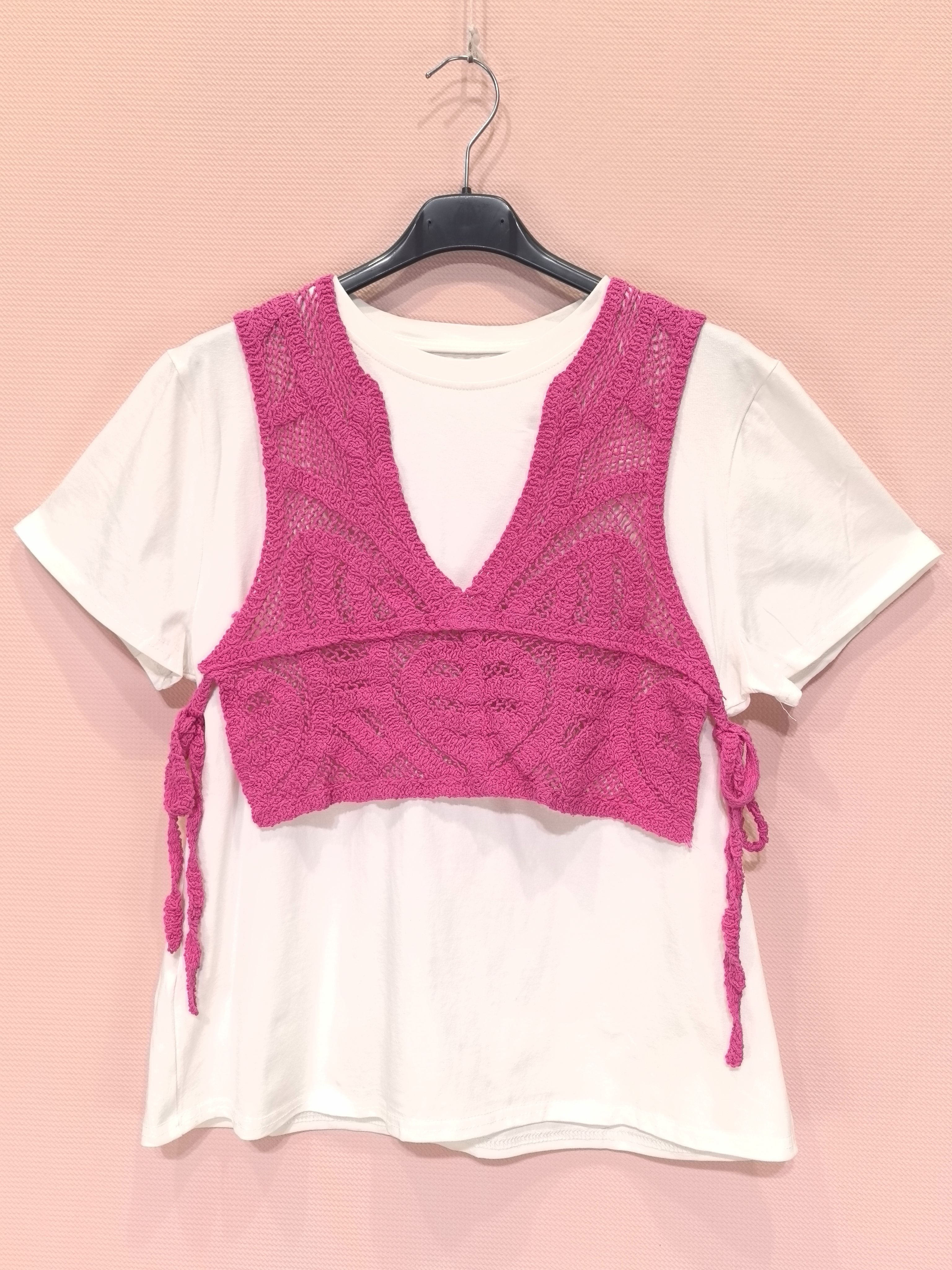 T-shirt blanc avec débardeur crocheté superposé(x8)