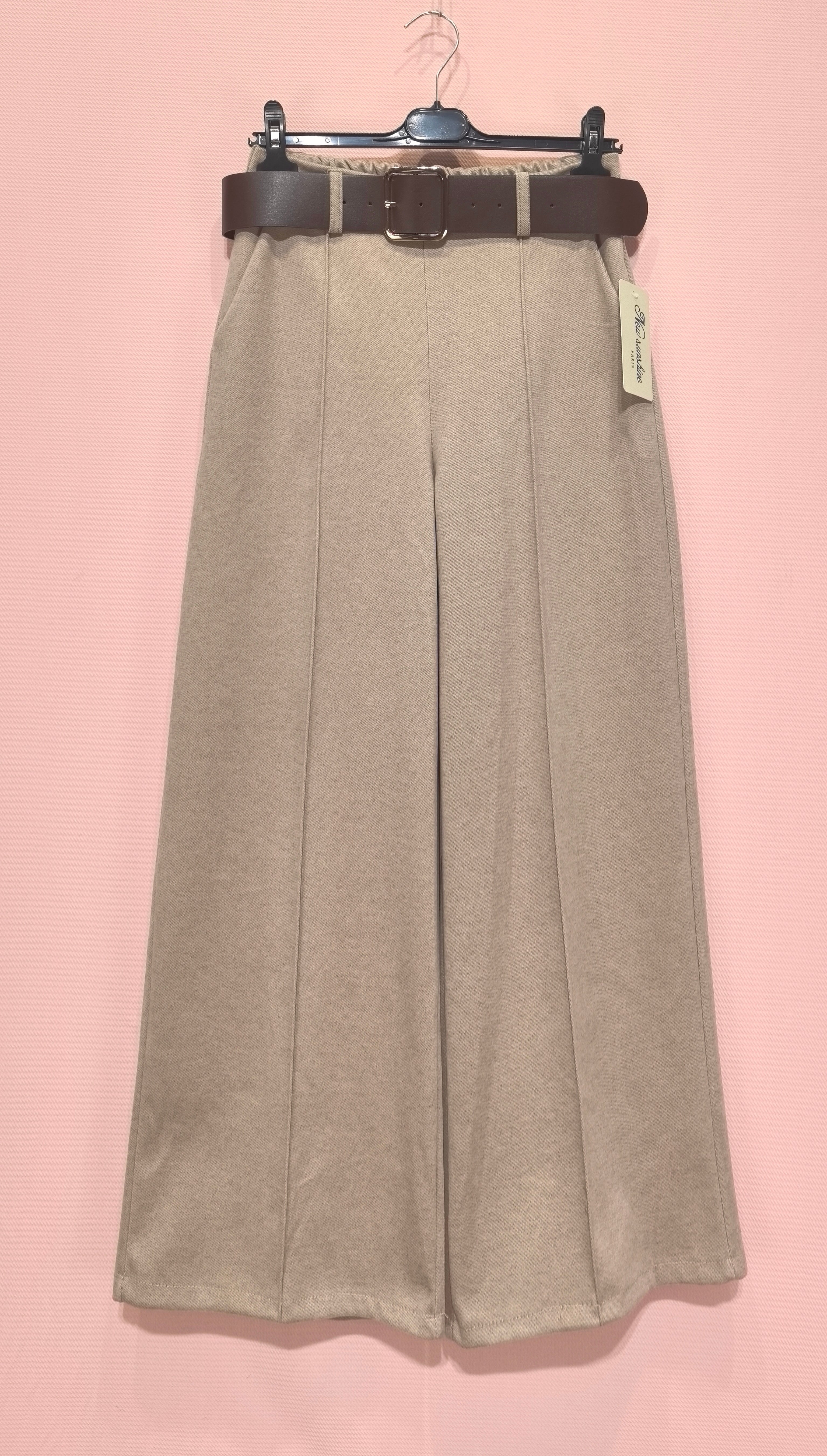 Pantalon Large avec plis frontaux
Taille élastique au dos pour un ajustement confortable.(x6)