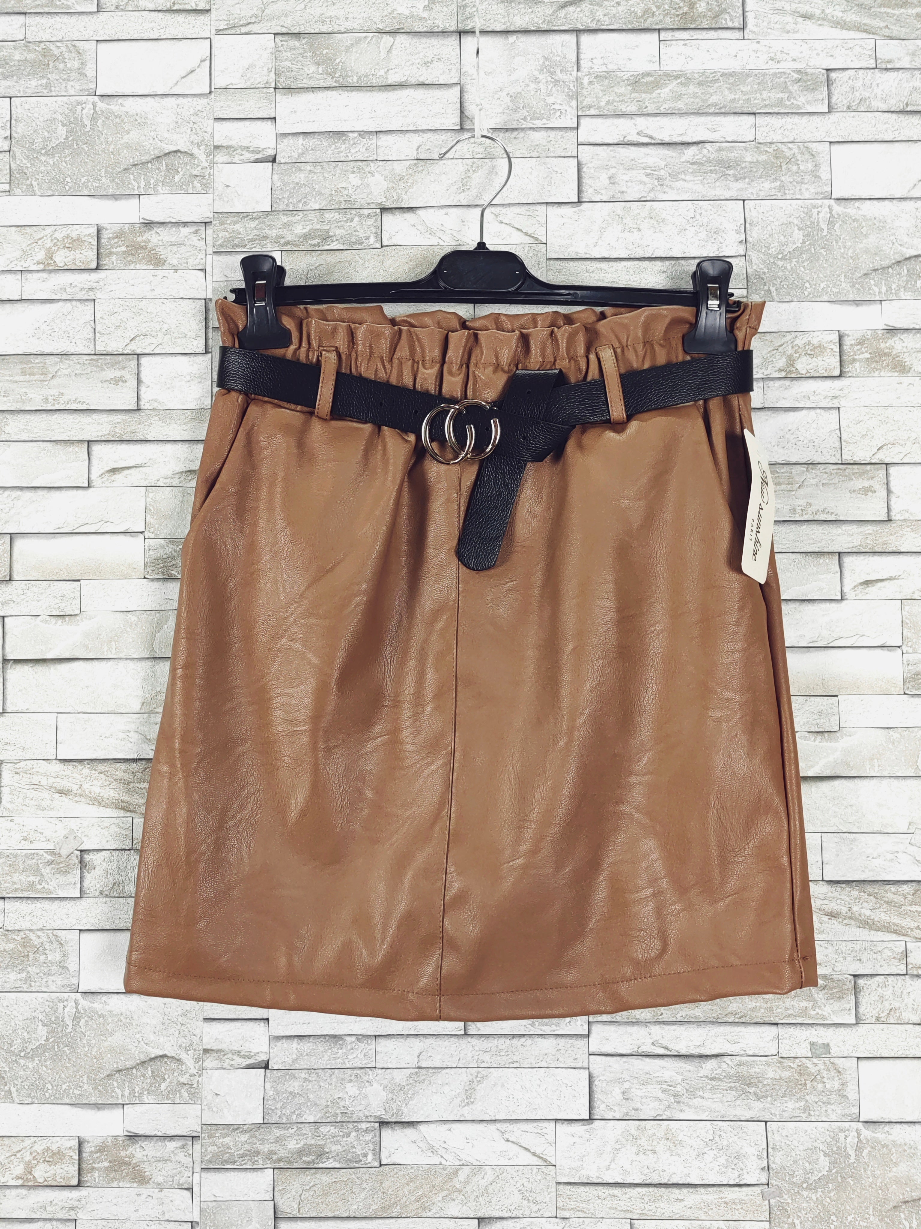 Jupe courte simili cuir avec poche et ceinture
(x6)