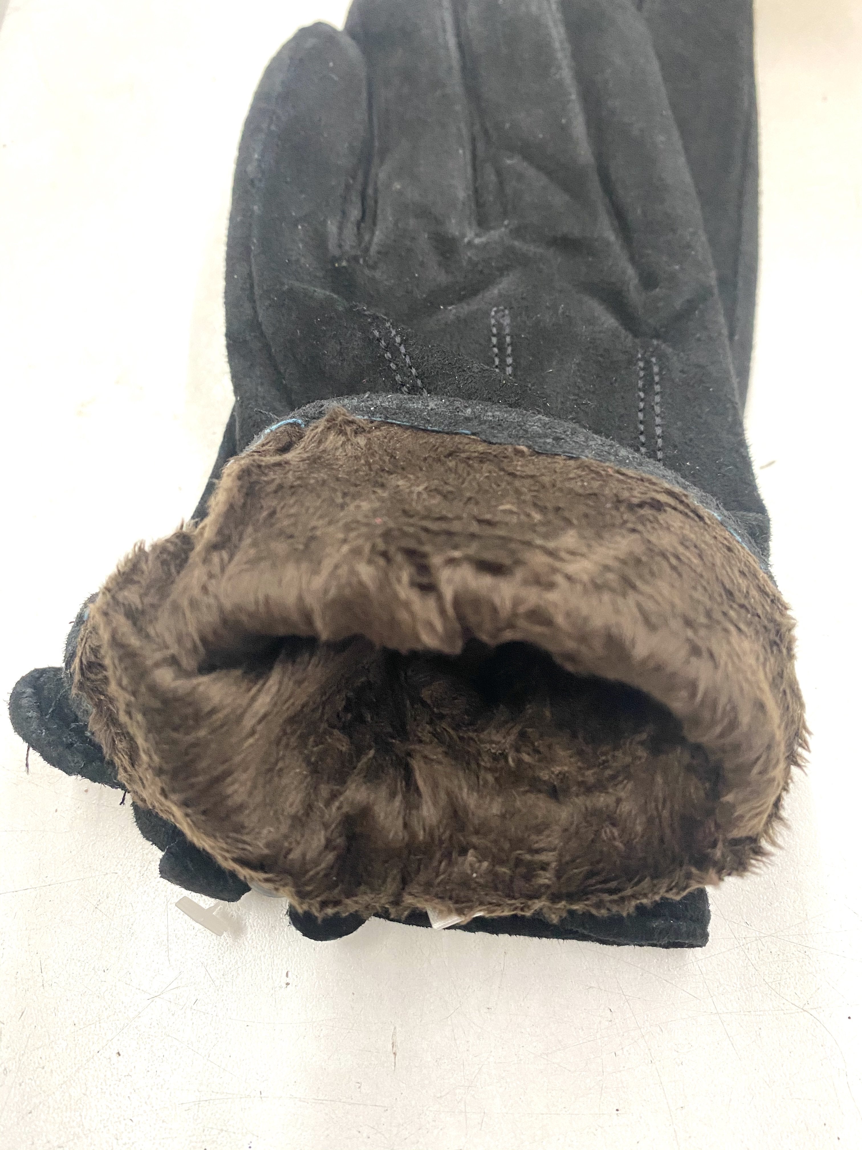 Gants 100% cuir peau retournée noir trait (x6) 4,50€/paire | Grossiste-pro