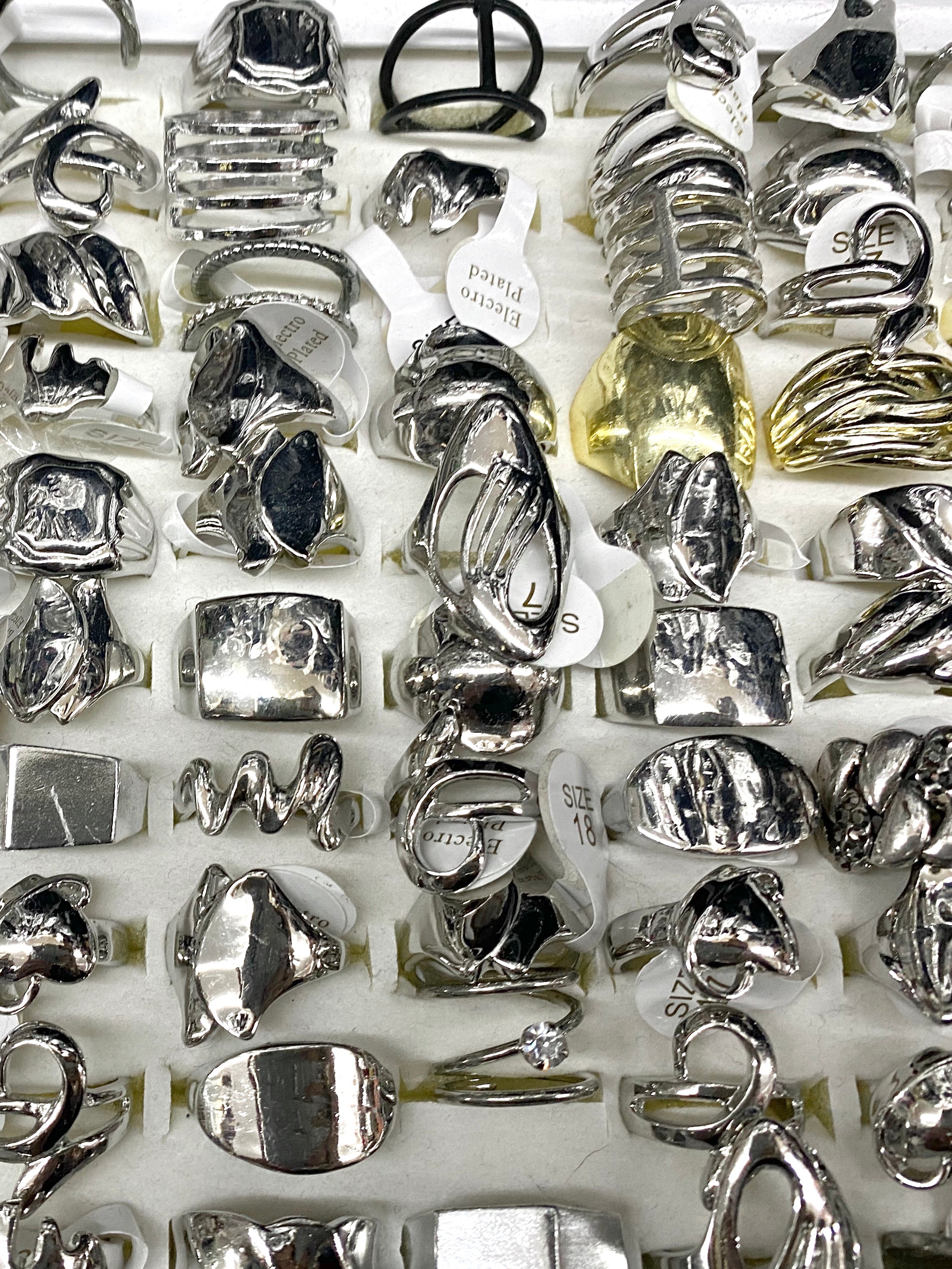 Boîte bagues fantaisie femme (x100)