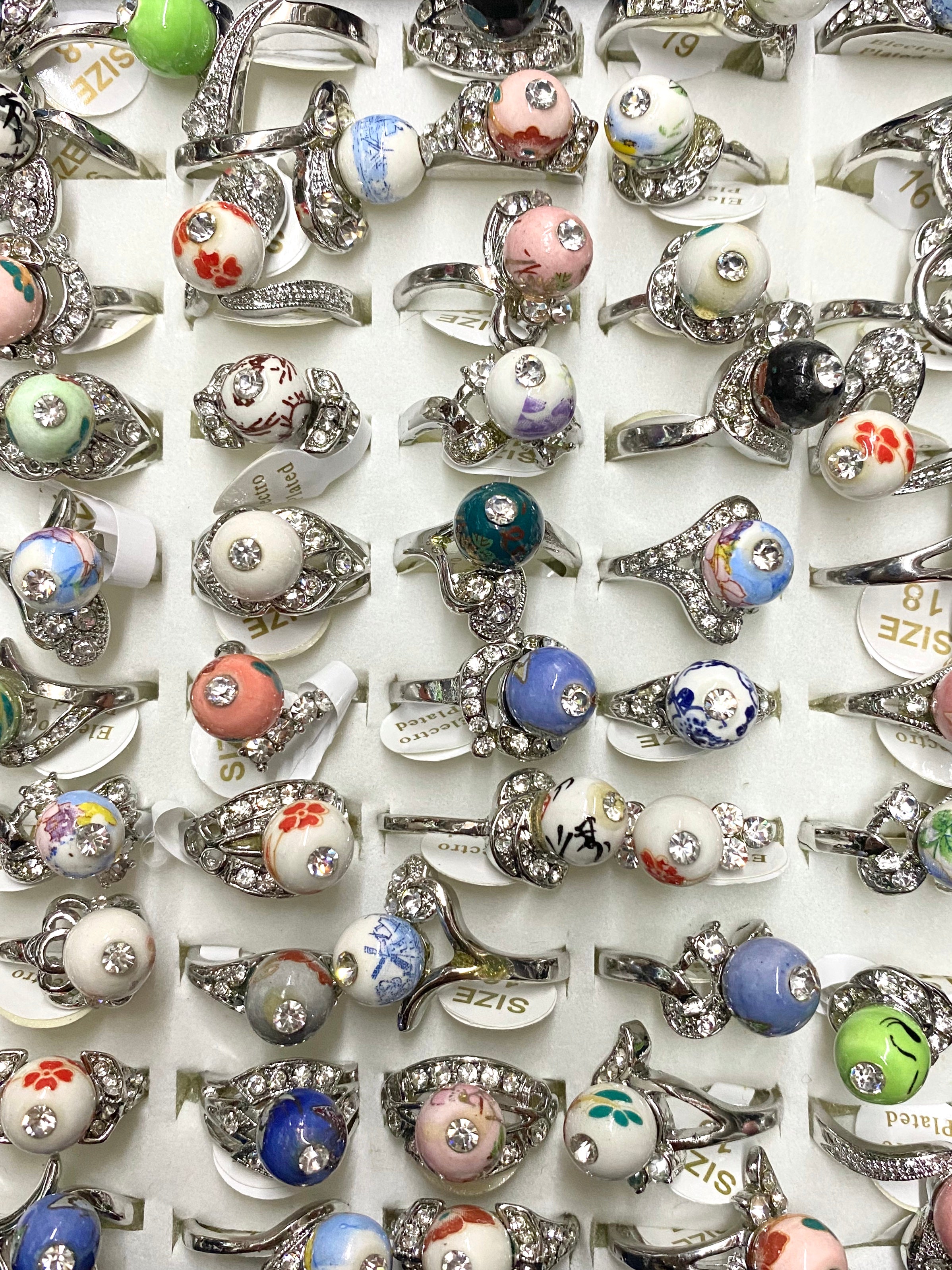 Boîte bagues boules fantaisie femme (x100)