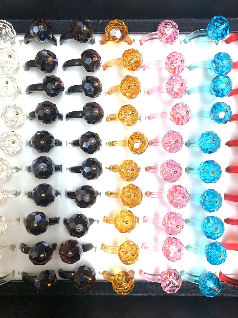 Boîte bagues fantaisie boule femme (x100)