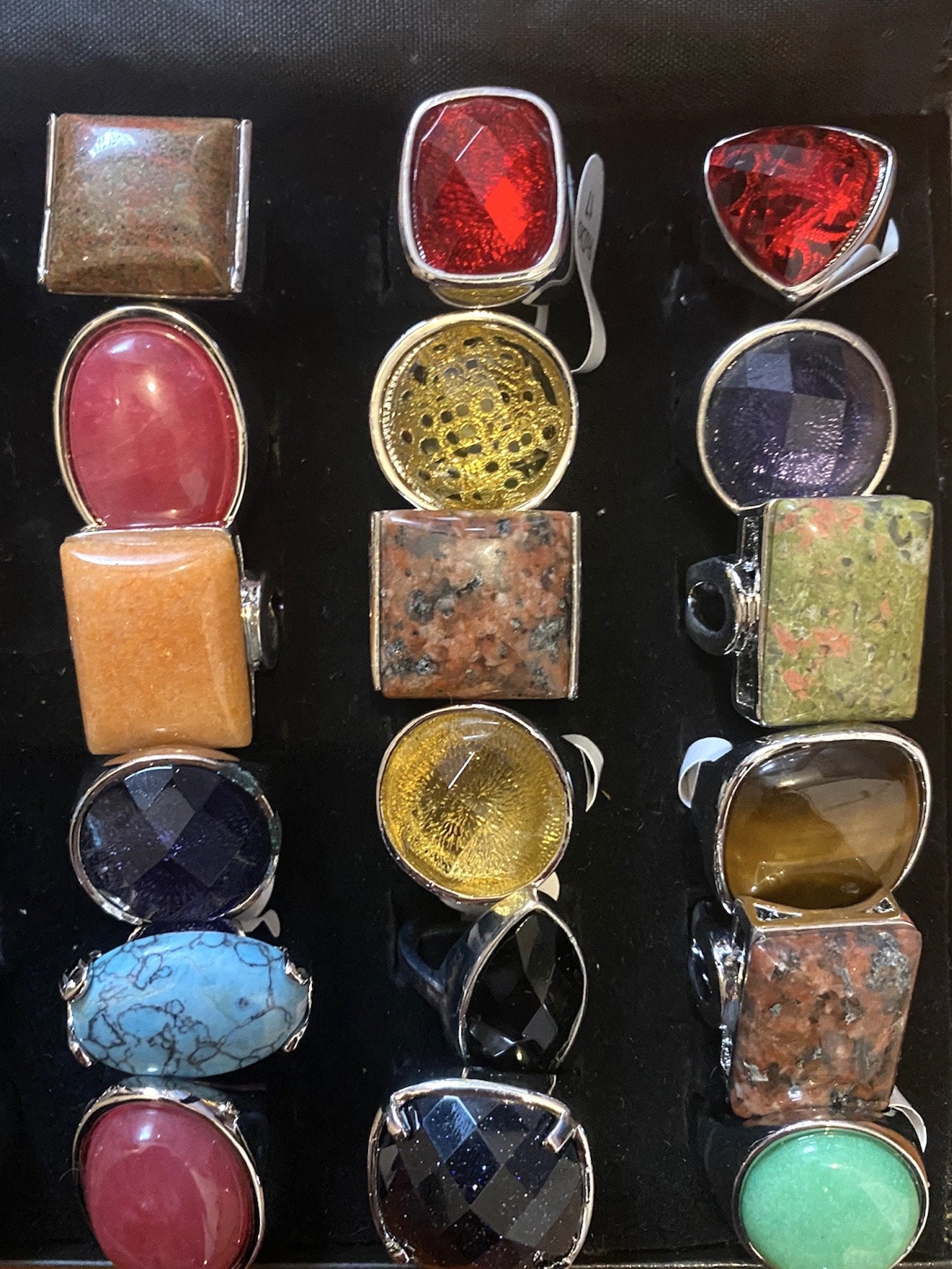 Boîte de bagues pierre femme (x36) 1,50€/unité | Grossiste-pro