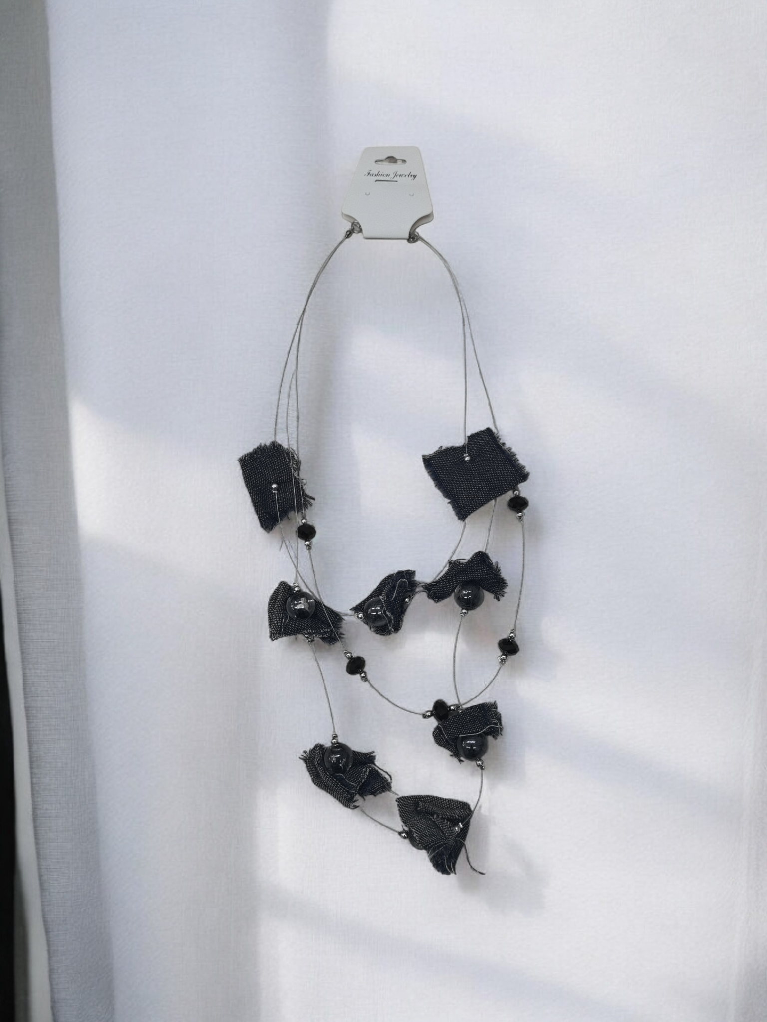 Collier en jean recyclé et perles noire(x3)