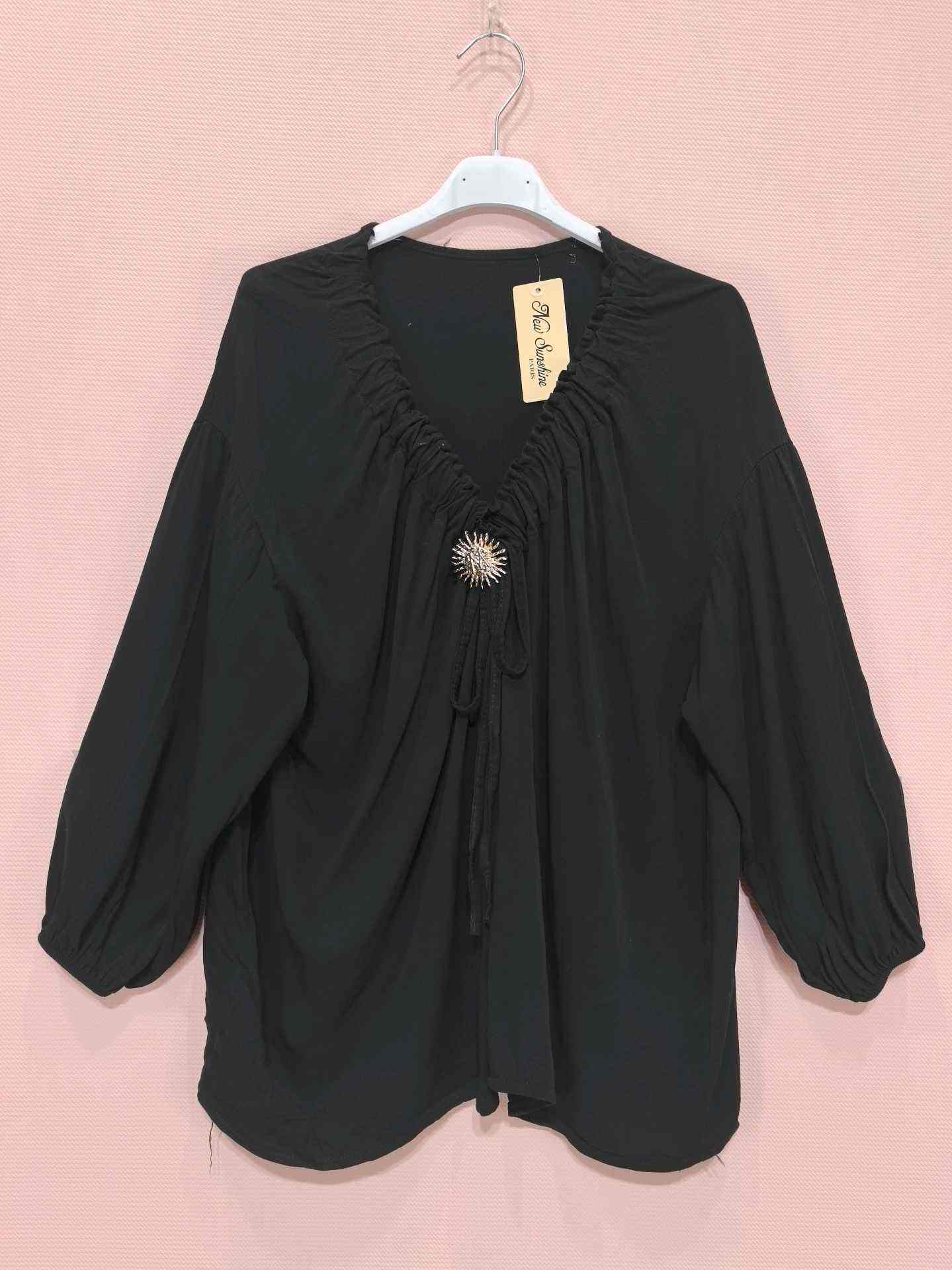 Blouse bohème à col froncé et broche vintage