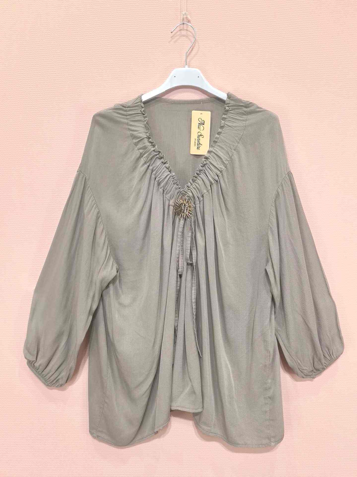 Blouse bohème à col froncé et broche vintage