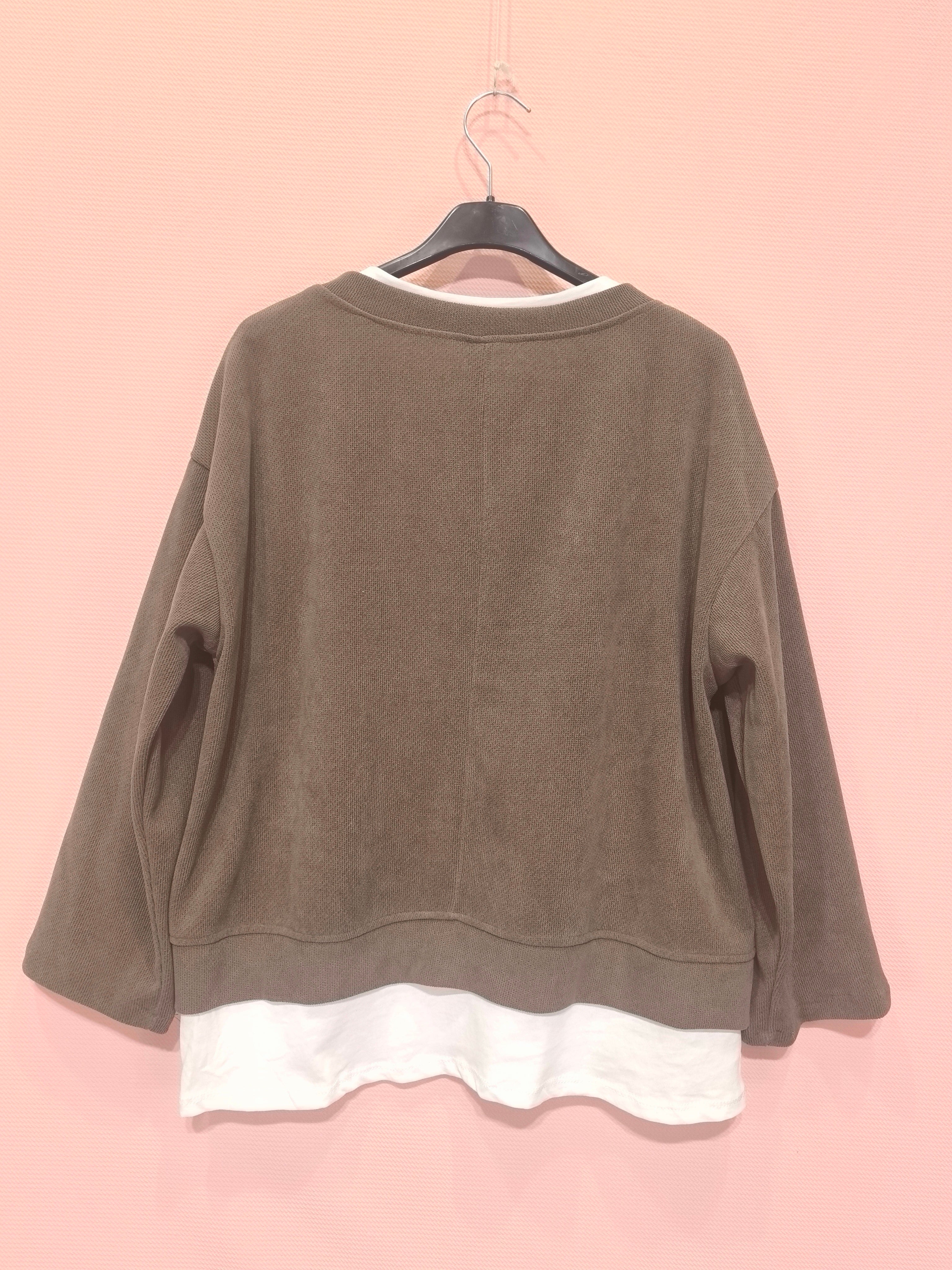 Sweat bicolore superposé 
Style casual-chic polyvalent 
En tissu texturé au toucher doux (x6)