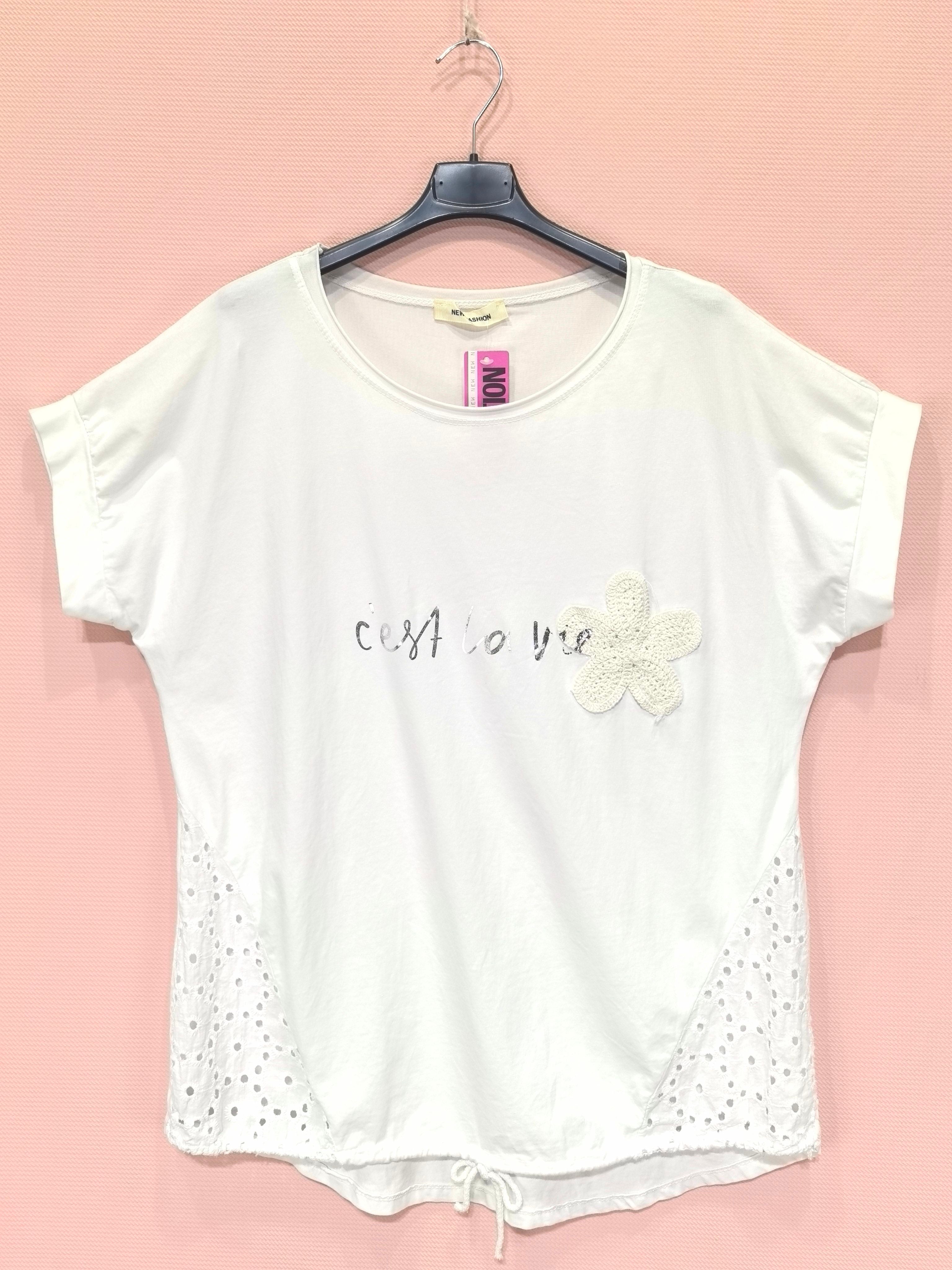 T-shirt empiècement broderie anglaise accompagné d'une fleur en crochet (x6)