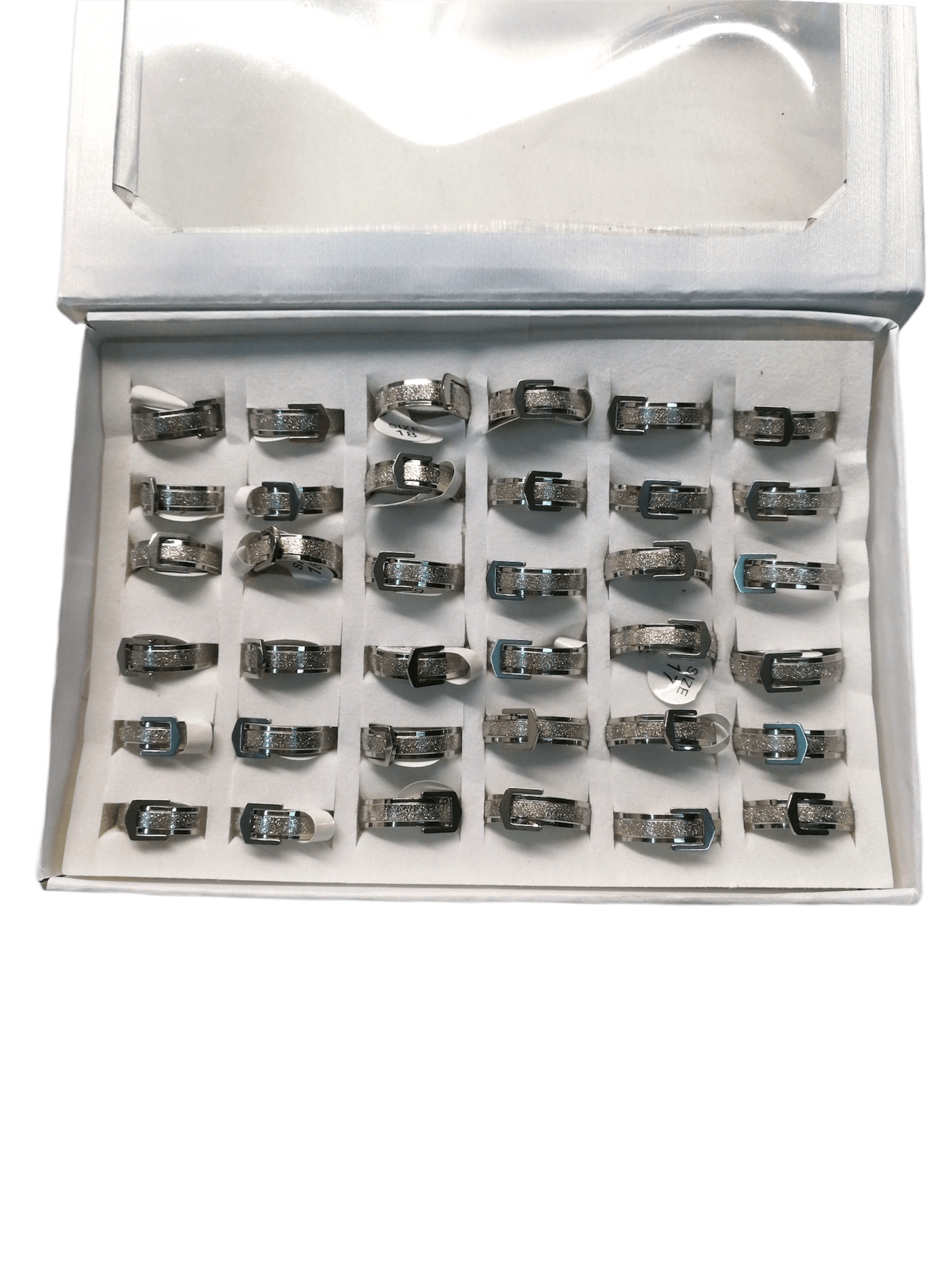 Boîte bagues homme acier inox motif ceinture (x36)    1,00€/unité | Grossiste-pro