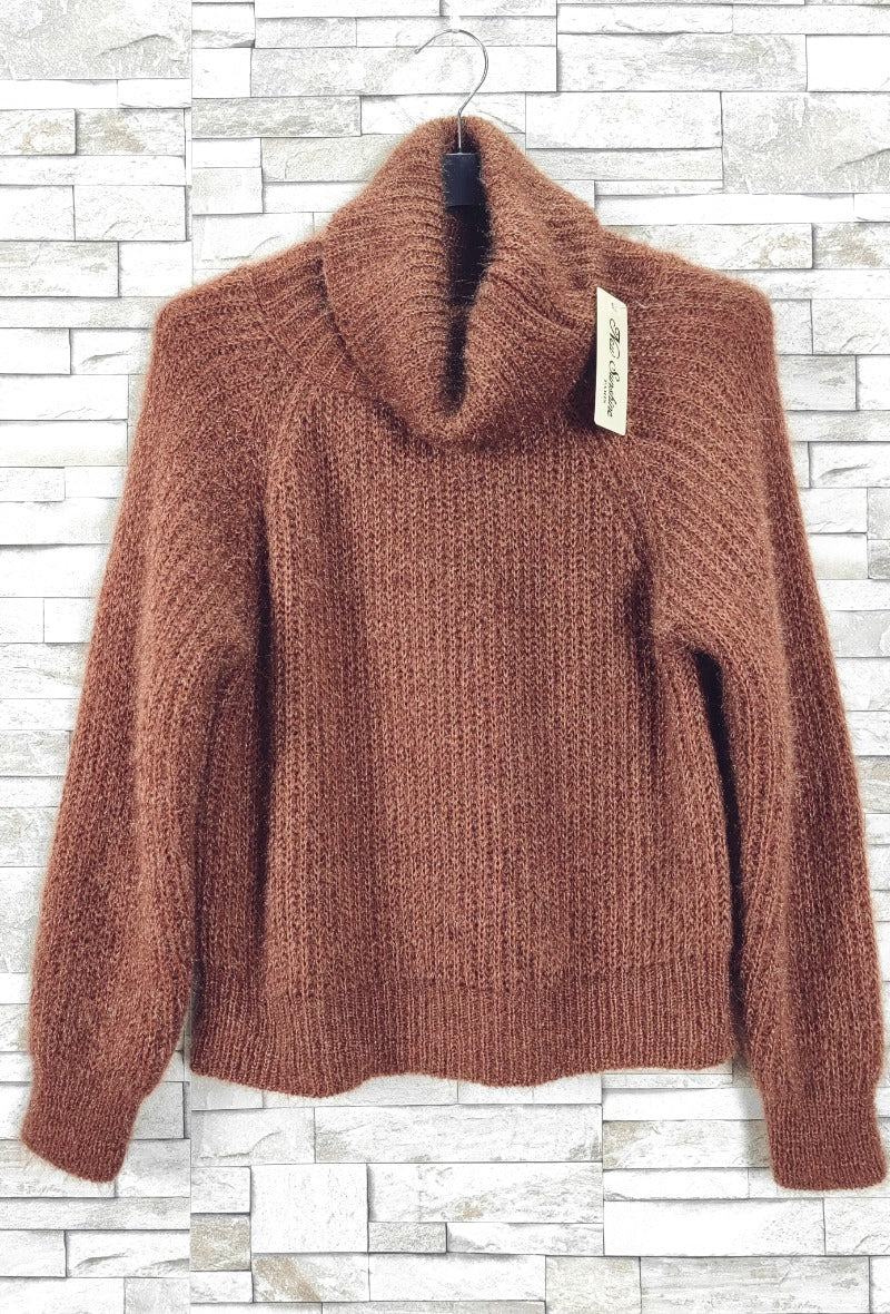 Turtleneck sweater
 (X9)