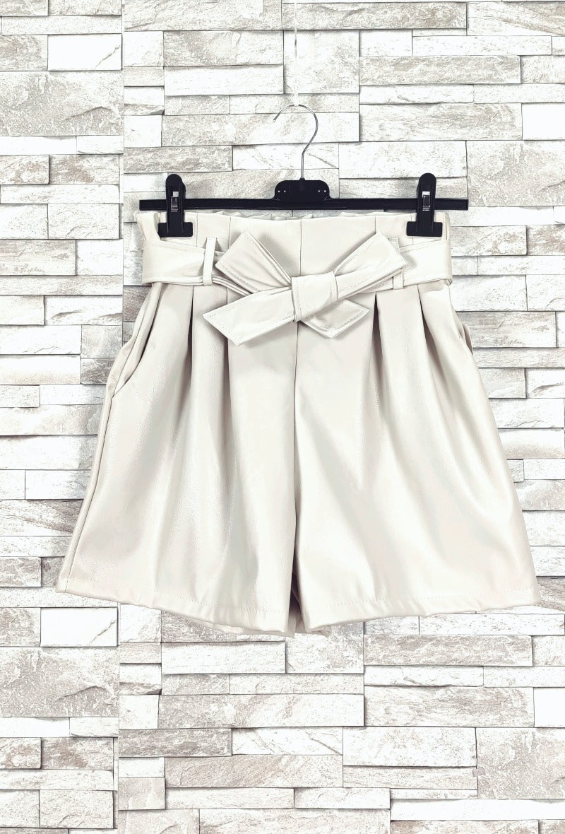 Faux leather shorts with pocket and belt

 (x3)