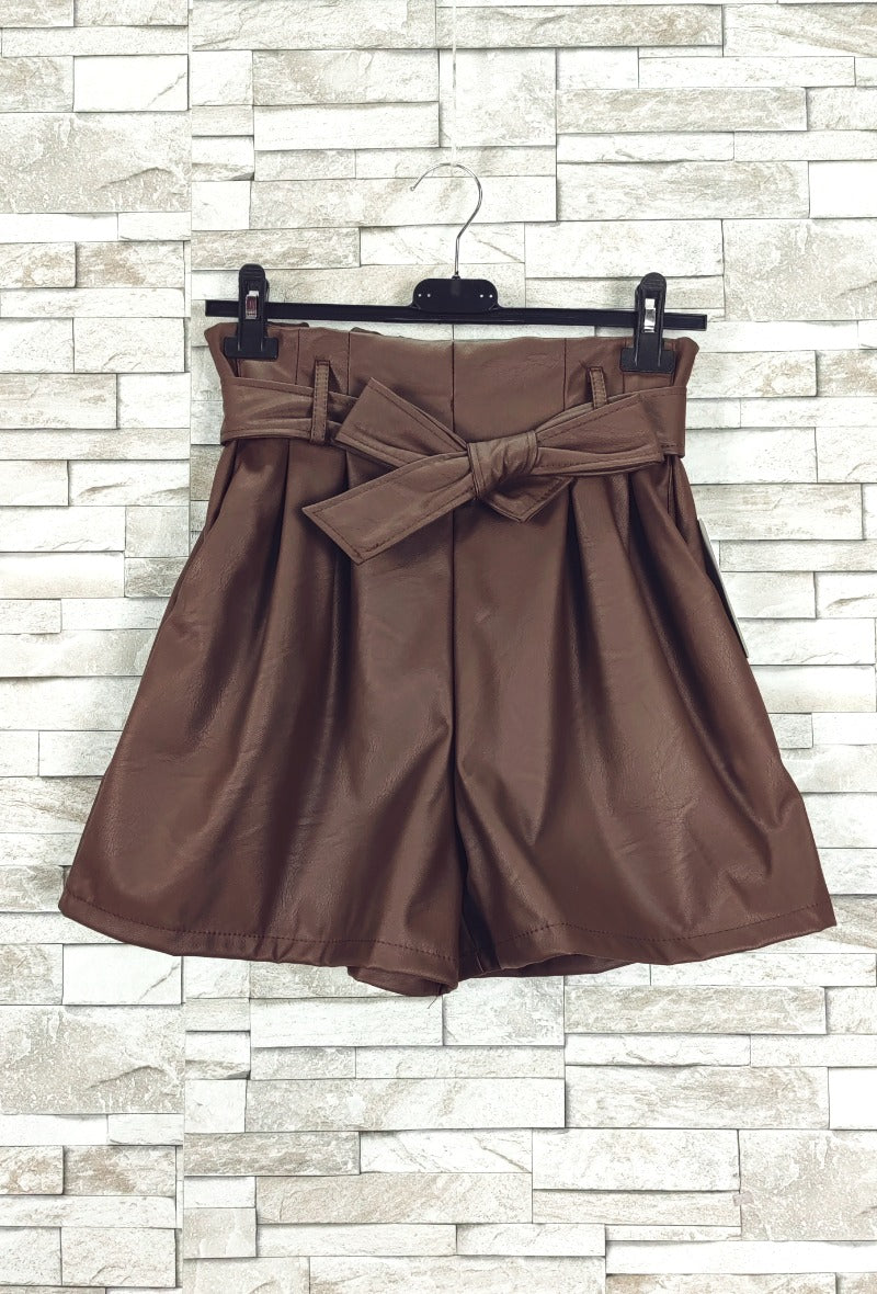 Short simili cuir avec poche et ceinture x3