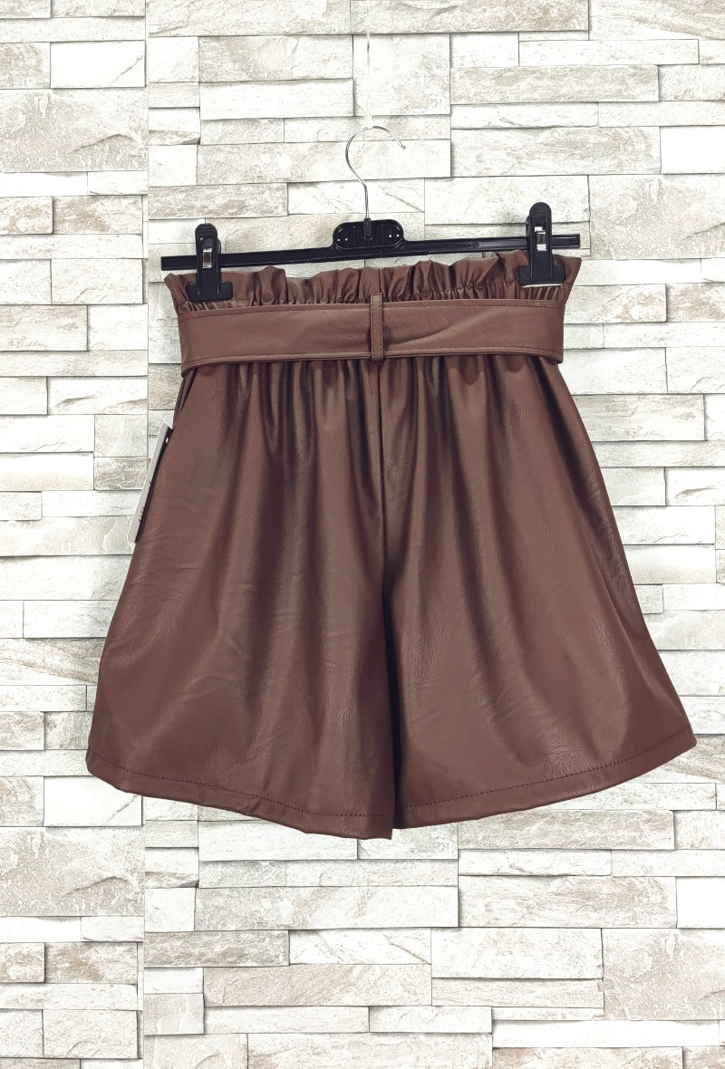Faux leather shorts with pocket and belt

 (x3)